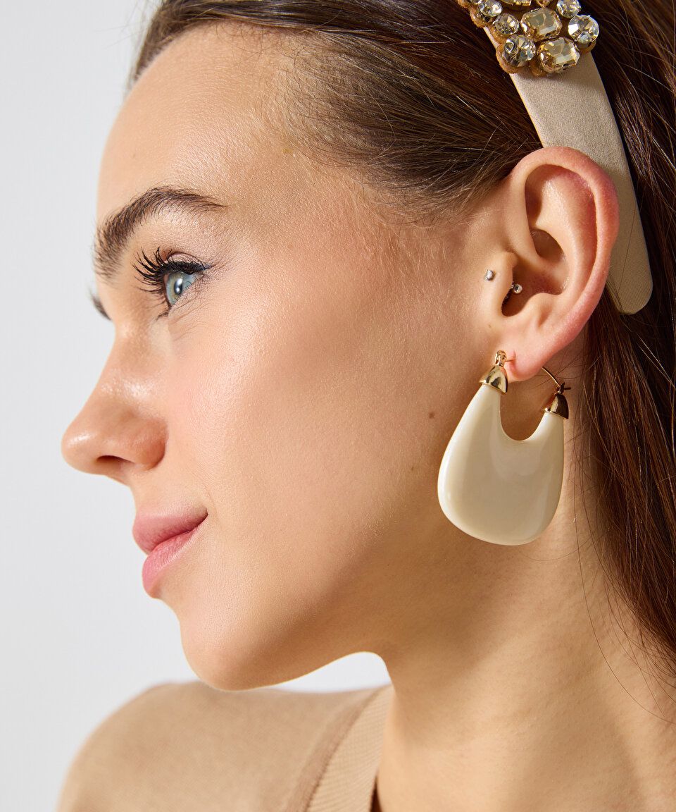 White bold shapes earring , a flemish Baroque